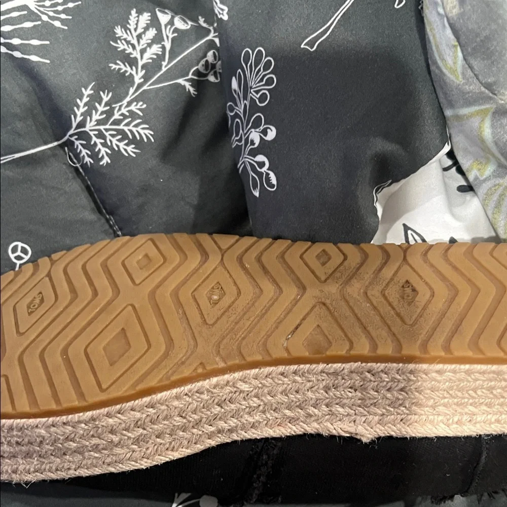 Toms Black Espadrille Slip-On Women's Shoes - Picture 5 of 5